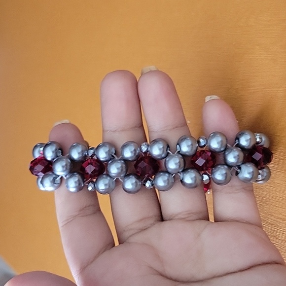 Jewelry - Flower design pearls beads bracelet